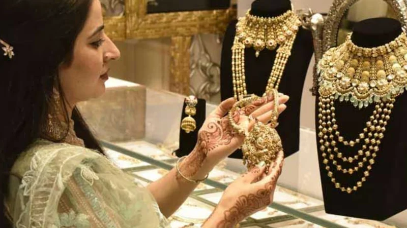 Gold prices declines by RS 1,800 per tola in Pakistan