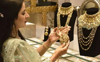 Gold prices declines by RS 1,800 per tola in Pakistan