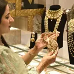 Gold prices declines by RS 1,800 per tola in Pakistan