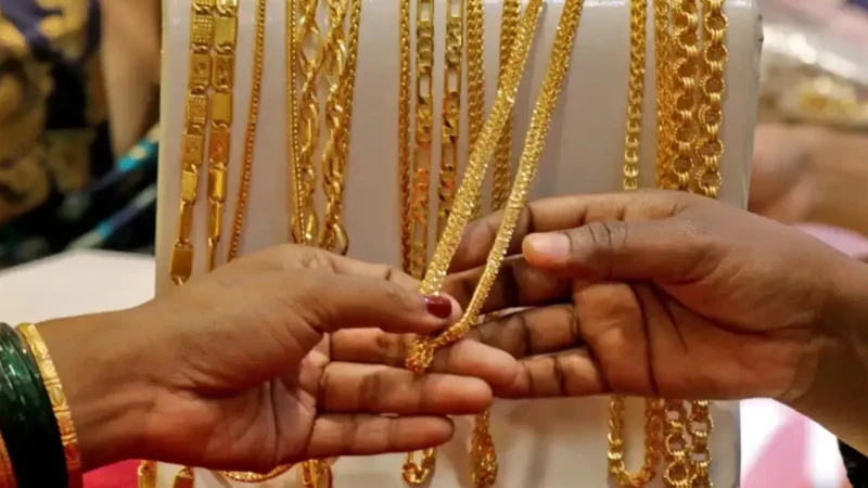 Gold prices drop by Rs 6,700 in Pakistan