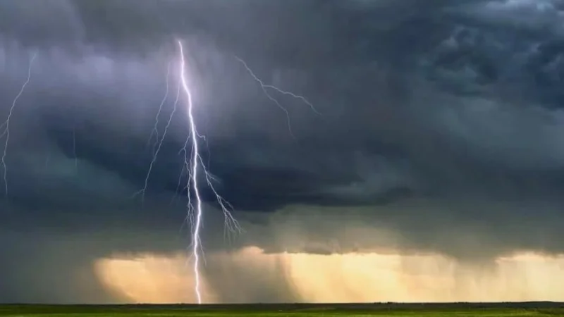 Weather alert issue as heavy rain and thunderstorms hit Pakistan
