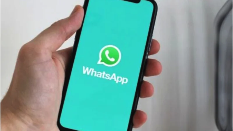 WhatsApp beta resolves chat bar issue and introduces AI chatbot tab