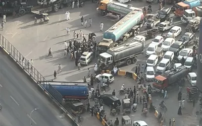 Protestors block Karachi's Qayyumabad Chowrangi as water crisis persists