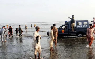 Commissioner imposes ban on Karachi beaches under Section 144