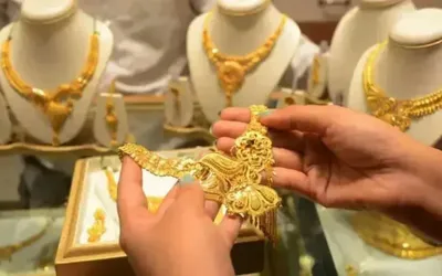Gold prices surge in Karachi amid global rally