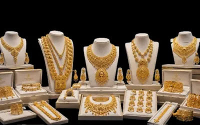 Gold prices record sharp decline in Pakistan