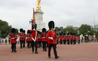 Buckingham Palace suspends Changing Guard as emergency warnings issued
