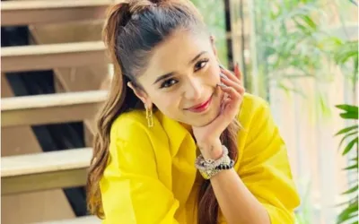 Aima Baig's Sizzling Photoshoot Sparks Social Media Buzz