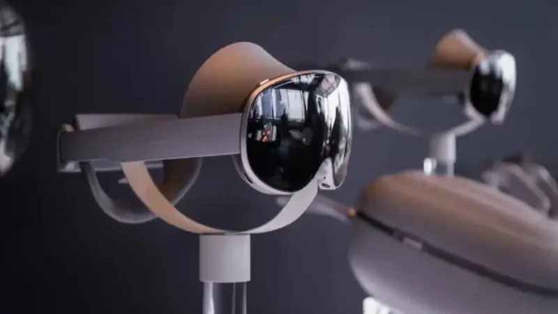 Samsung introduces Galaxy XR headset with Google, Qualcomm