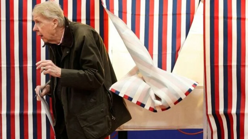 US voters cast ballots in tight race as campaign nears climax