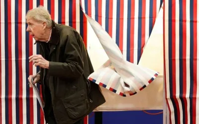 US voters cast ballots in tight race as campaign nears climax