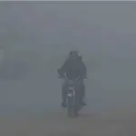 Dense fog engulfs Karachi, visibility severely reduced