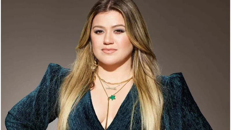 Kelly Clarkson announces