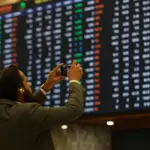 Sharp decline in Pakistan Stock Exchange, KSE-100 index falls by 2,242 points
