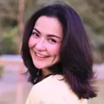 Actress Hania Aamir’s candid chat with female fan sparks viral buzz