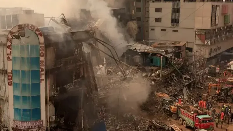 Fire erupts again at Karachi's blaze-damaged Gul Plaza