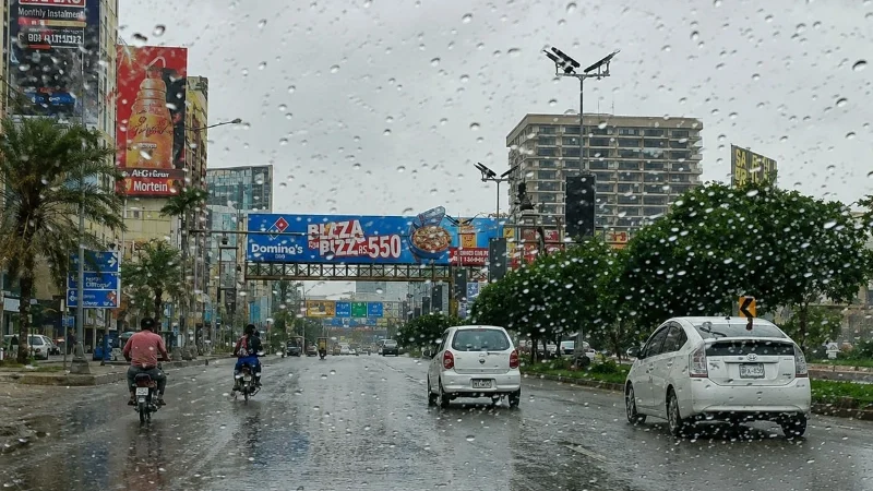Cloudy weather, drizzle sweep across Karachi