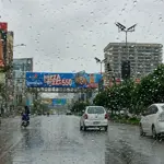 Cloudy weather, drizzle sweep across Karachi