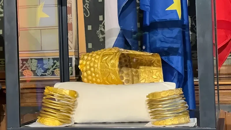 Golden-Helmet