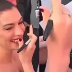 Anne Hathaway receives Quran gift at Devil Wears Prada 2 premiere