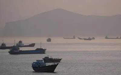 Tensions surge in Gulf as US–Iran clash escalates around Strait of Hormuz