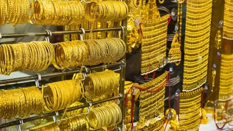 Gold prices surge by Rs 11,100 per tola in Pakistan