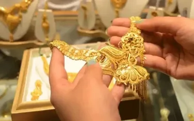 Gold prices see sudden drop in domestic and international markets