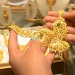 Gold prices see sudden drop in domestic and international markets