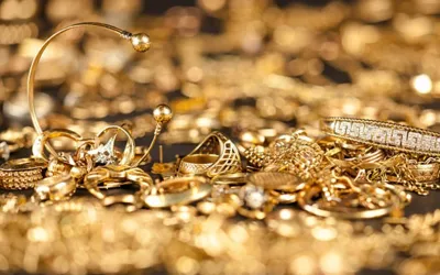 Gold prices surge in Pakistan as global market rallies