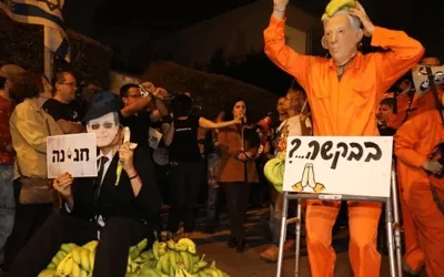 Israeli protest erupts in Tel Aviv over Netanyahu's pardon bid