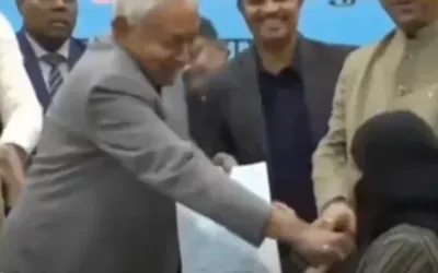 Bihar CM forces Muslim girl to remove Veil during Ceremony