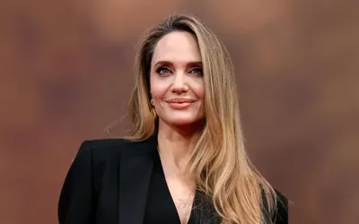 Angelina Jolie shows her mastectomy scars for the first time