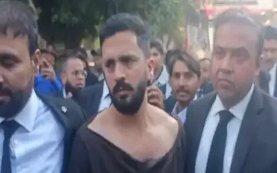 Lawyers assault controversial youtuber Rajab Butt in Karachi court