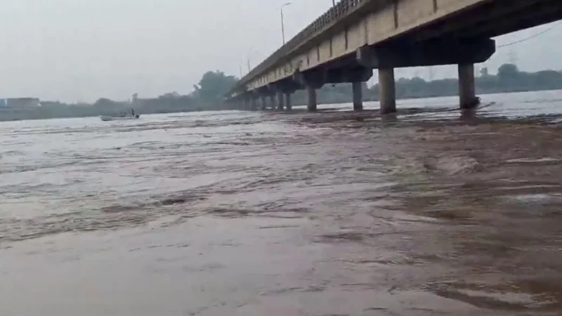 Major flood threat in Multan as 800,000 cusecs expected in Chenab