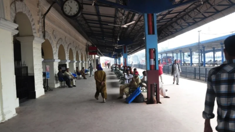 Railways introduces Wi-Fi service for passengers at Cantt Station
