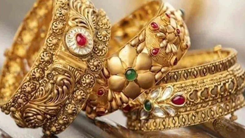 Gold price increases by Rs 6,100 per tola in Pakistan
