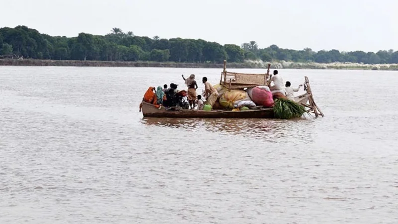 Severe flood wave in Chenab puts Multan at risk