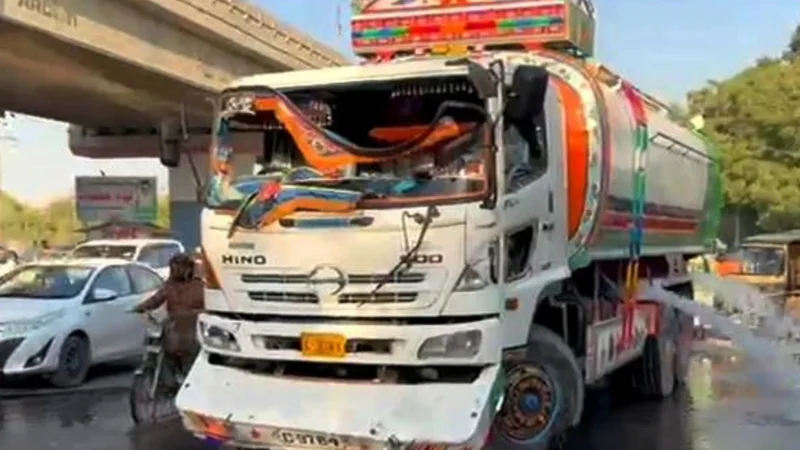 Mother, son killed as water tanker hits motorcycle in Karachi