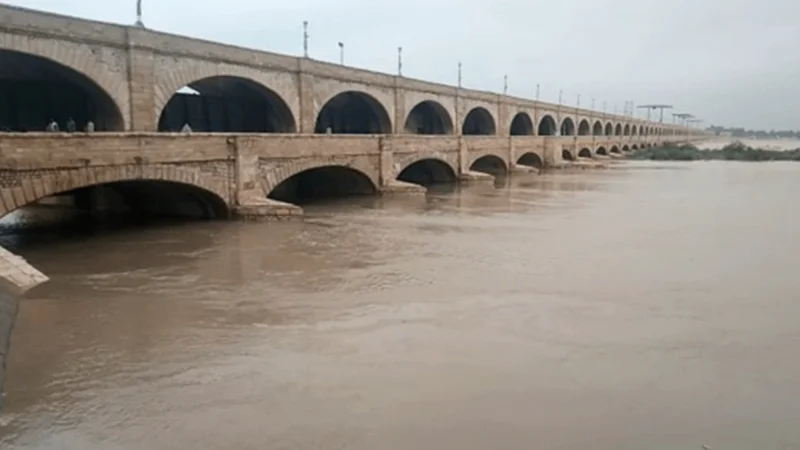 High flood persists at Sukkur Barrage