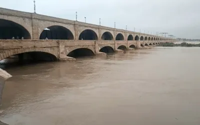 High flood persists at Sukkur Barrage