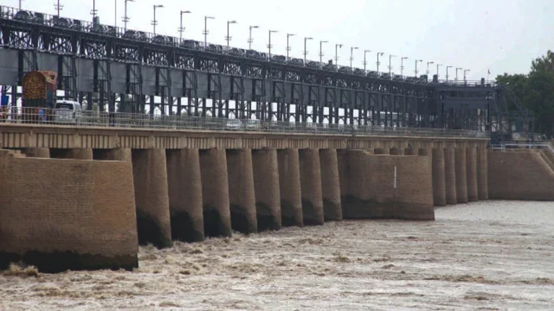 Medium flood persists at Kotri Barrage