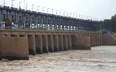 Medium flood persists at Kotri Barrage