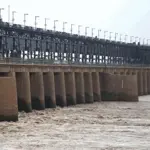 Medium flood persists at Kotri Barrage