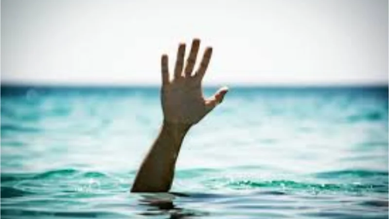 Man jumps into sea after throwing two children