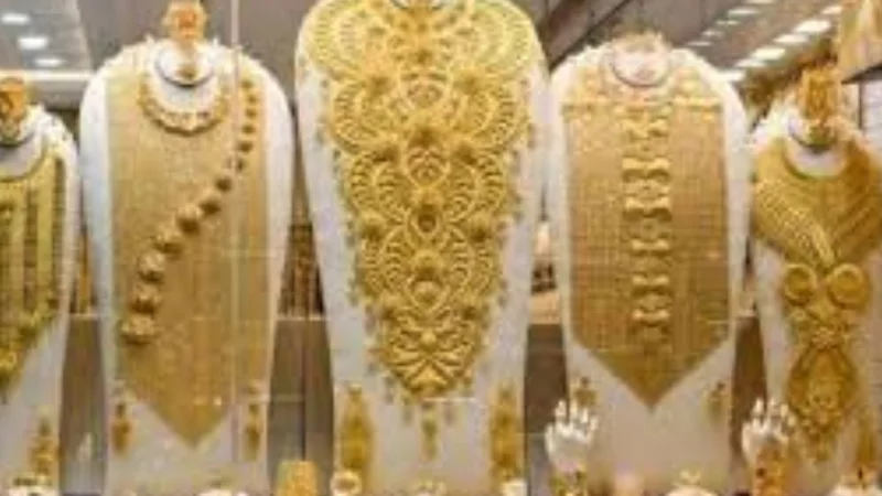 Gold prices surge by Rs 6,100 per tola