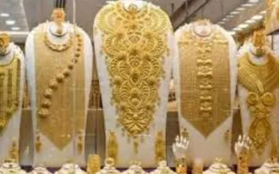 Gold prices surge by Rs 6,100 per tola