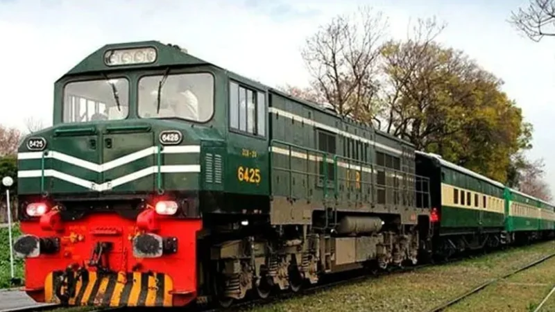 Musa Pak Express derails near Lahore