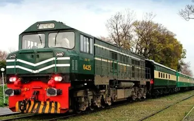 Musa Pak Express derails near Lahore