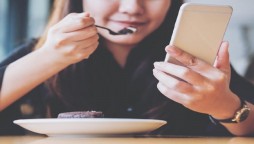 Smartphone: How It Affects Our Diet & Weight?