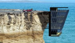 Vacation home in Australia clings to cliff